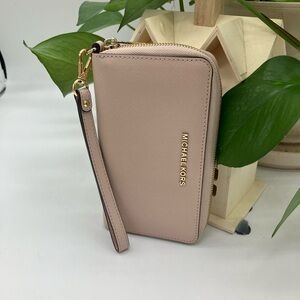 Michael Kors Blush Pink Wristlet 👑🦓